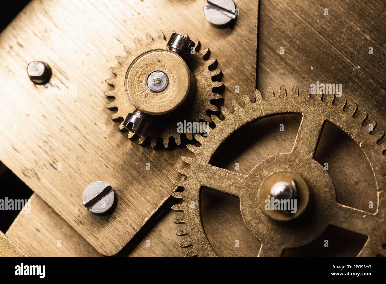 Zahnrad aus Messing, Vintage-Uhrmechanismus Nahaufnahme mit selektivem Fokus Stockfoto