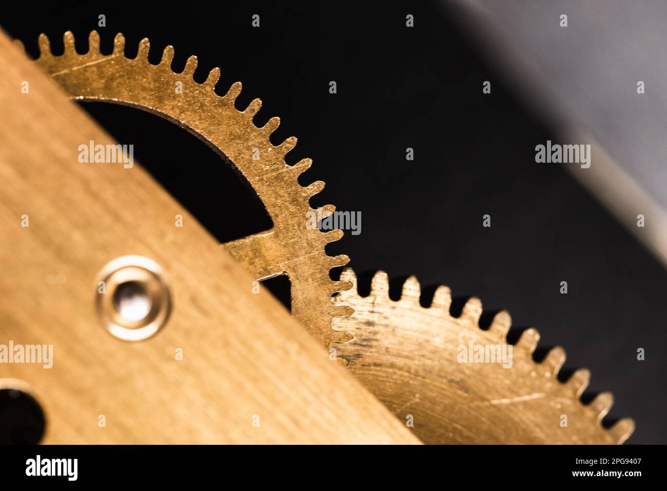 Vintage-Uhrdetails, Zahnräder für Nahaufnahmen mit selektivem Weichzeichner Stockfoto