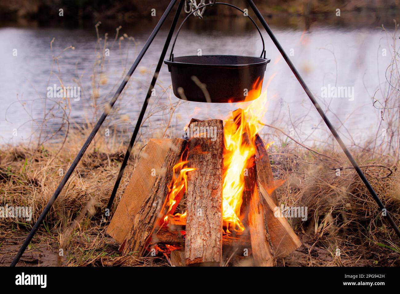 Ich koche Lagerfeuer-Chili in einem Eisentopf Stockfoto