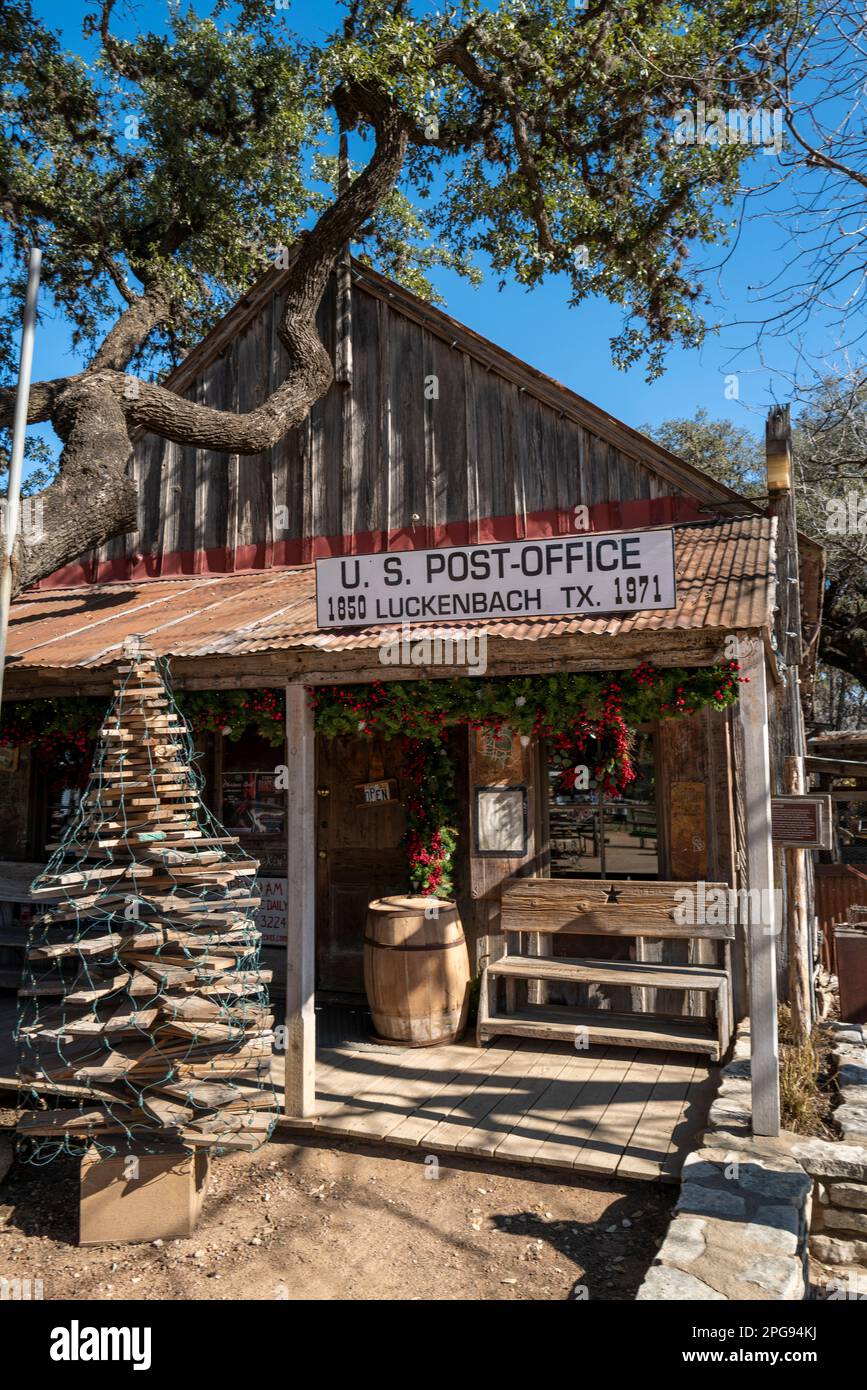 Das alte Postamt in Luckenbach, Texas, wurde für Chirstmas dekoriert. Stockfoto