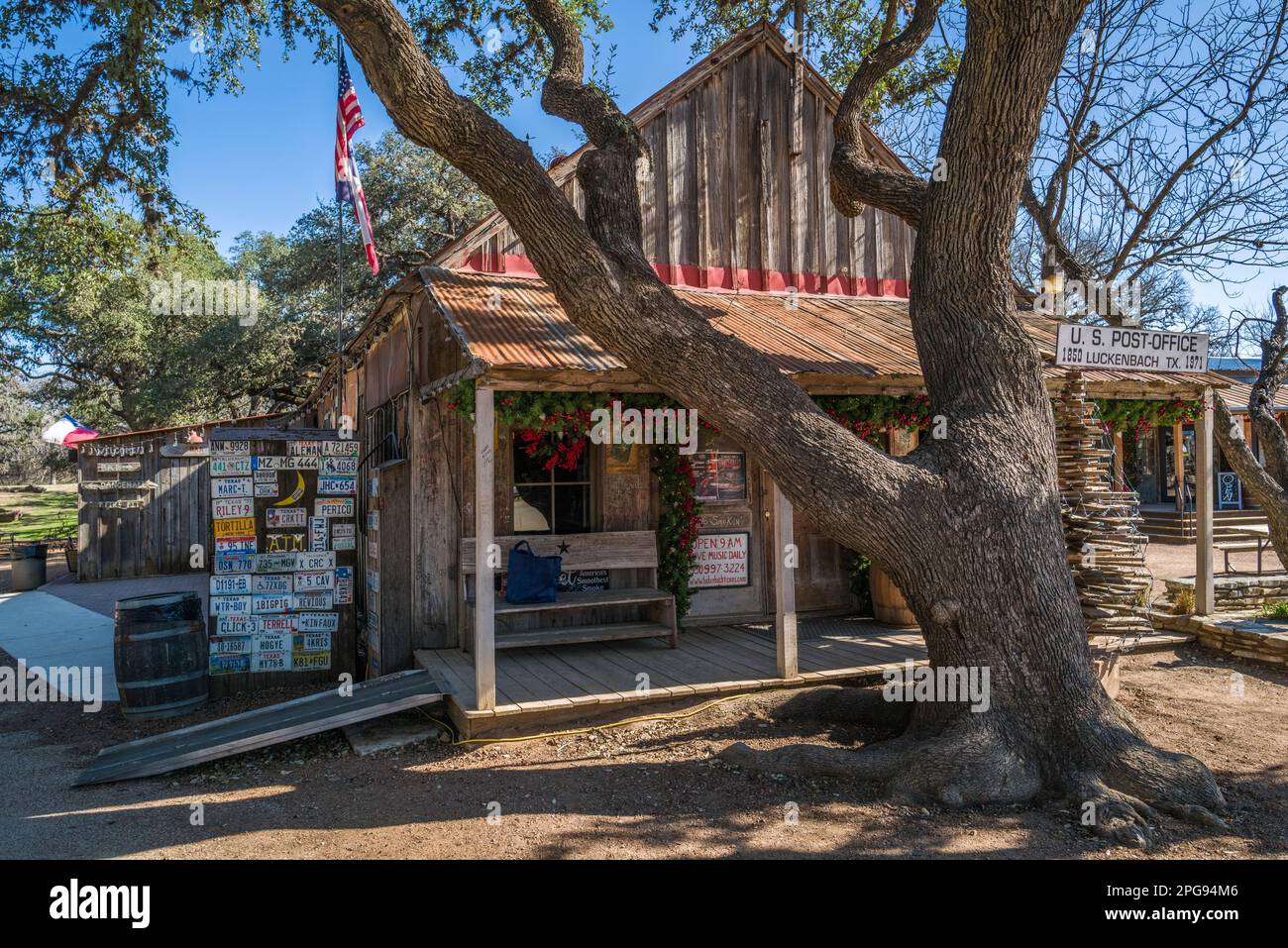 Das alte Postamt in Luckenbach, Texas, wurde für Chirstmas dekoriert. Stockfoto