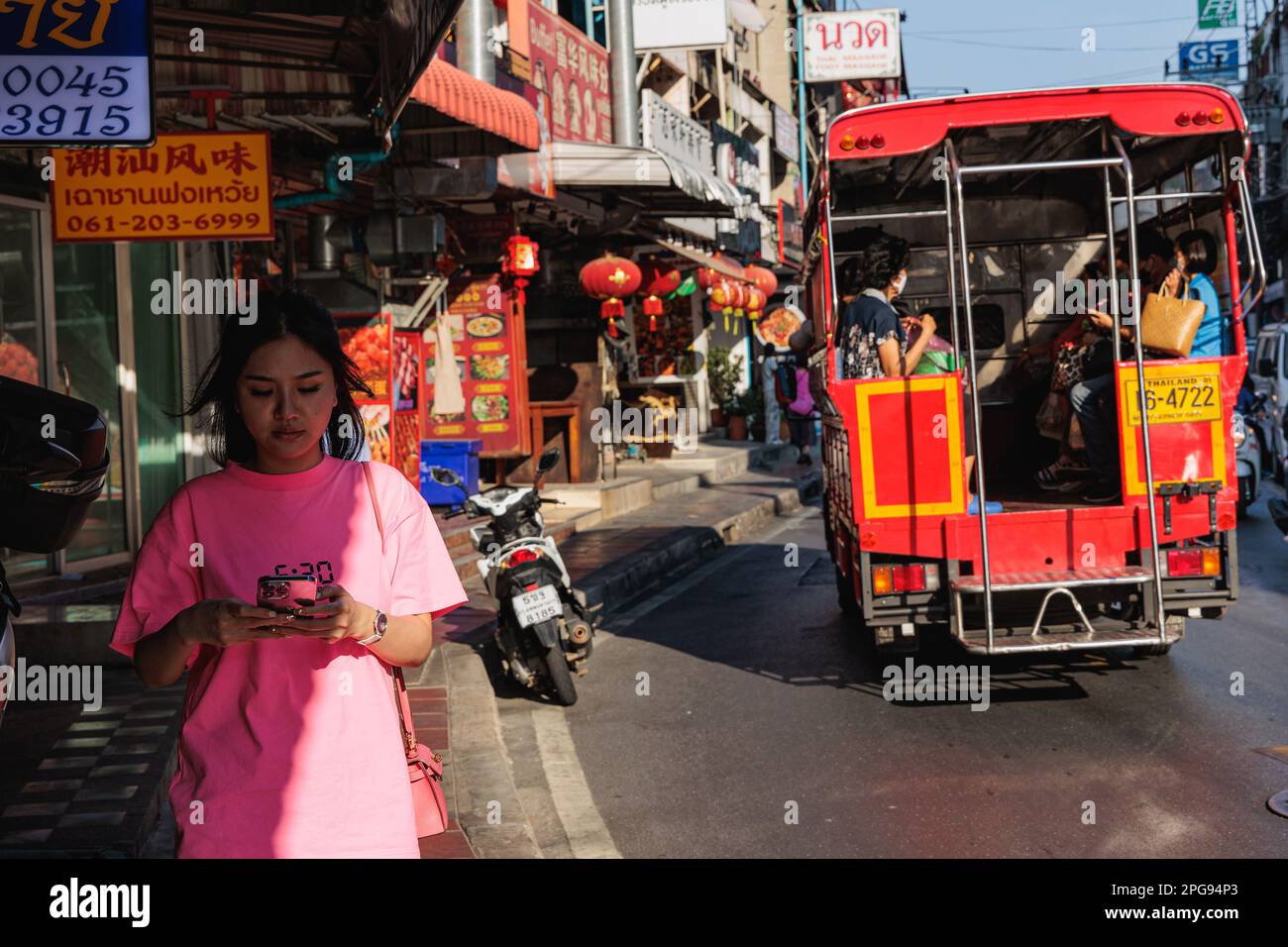 Bangkok, Thailand. 21. März 2023. Eine Frau geht entlang der Pracha Rat Bamphen Road, einer neuen Chinatown in Bangkok im Bezirk Huai Khwang. (Foto: Varuth Pongsapipatt/SOPA Images/Sipa USA) Guthaben: SIPA USA/Alamy Live News Stockfoto