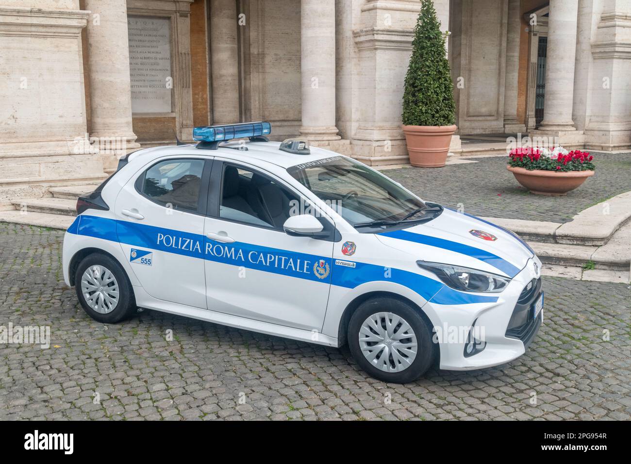 Rom, Italien - 8. Dezember 2022: Auto der örtlichen Polizei der Hauptstadt von Rom. Stockfoto