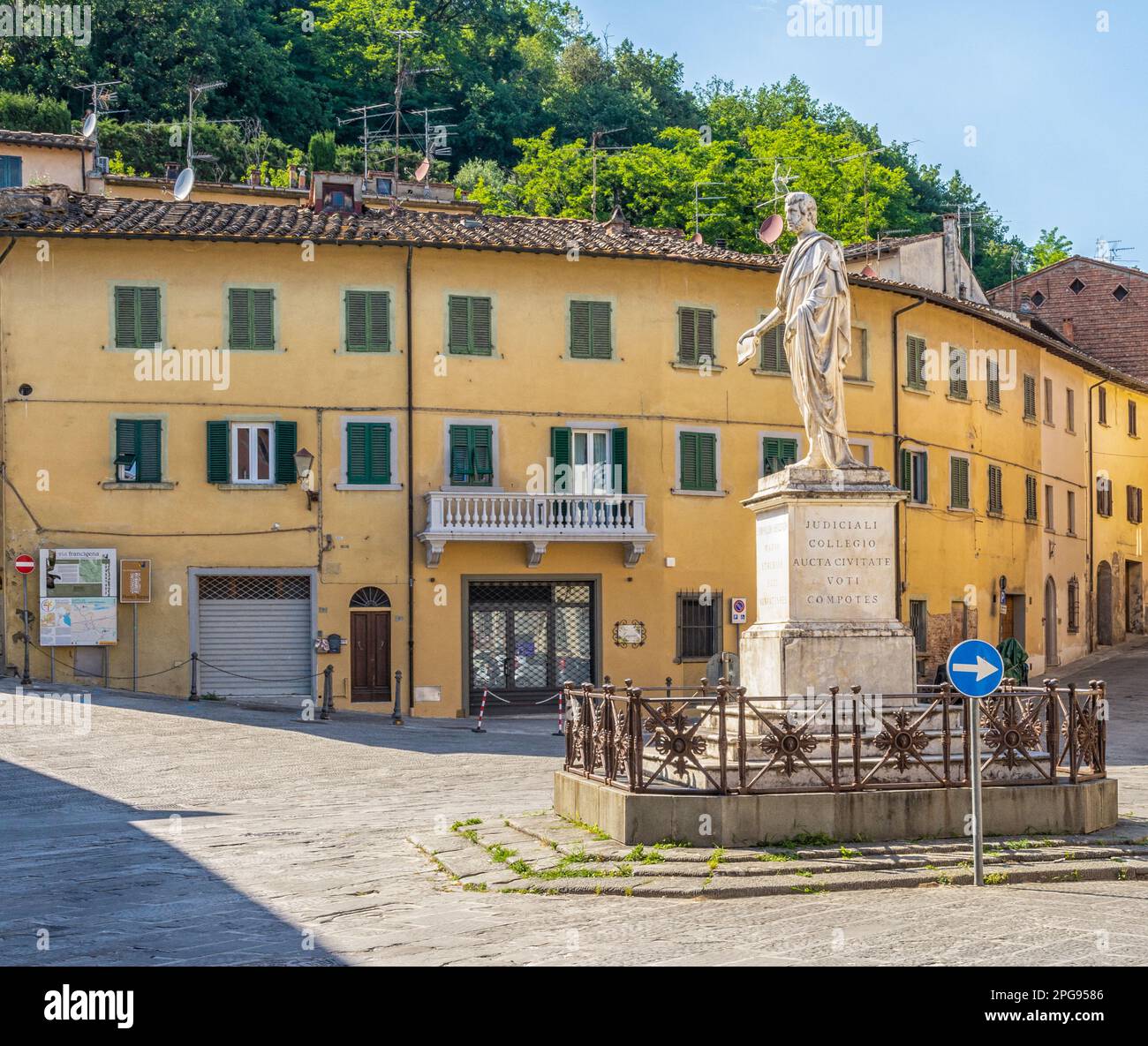 Marmorstatue auf einem Sockel für Leopoldo II im historischen Zentrum von San Miniato, Provinz Pisa, Toskana, Italien - Europa Stockfoto