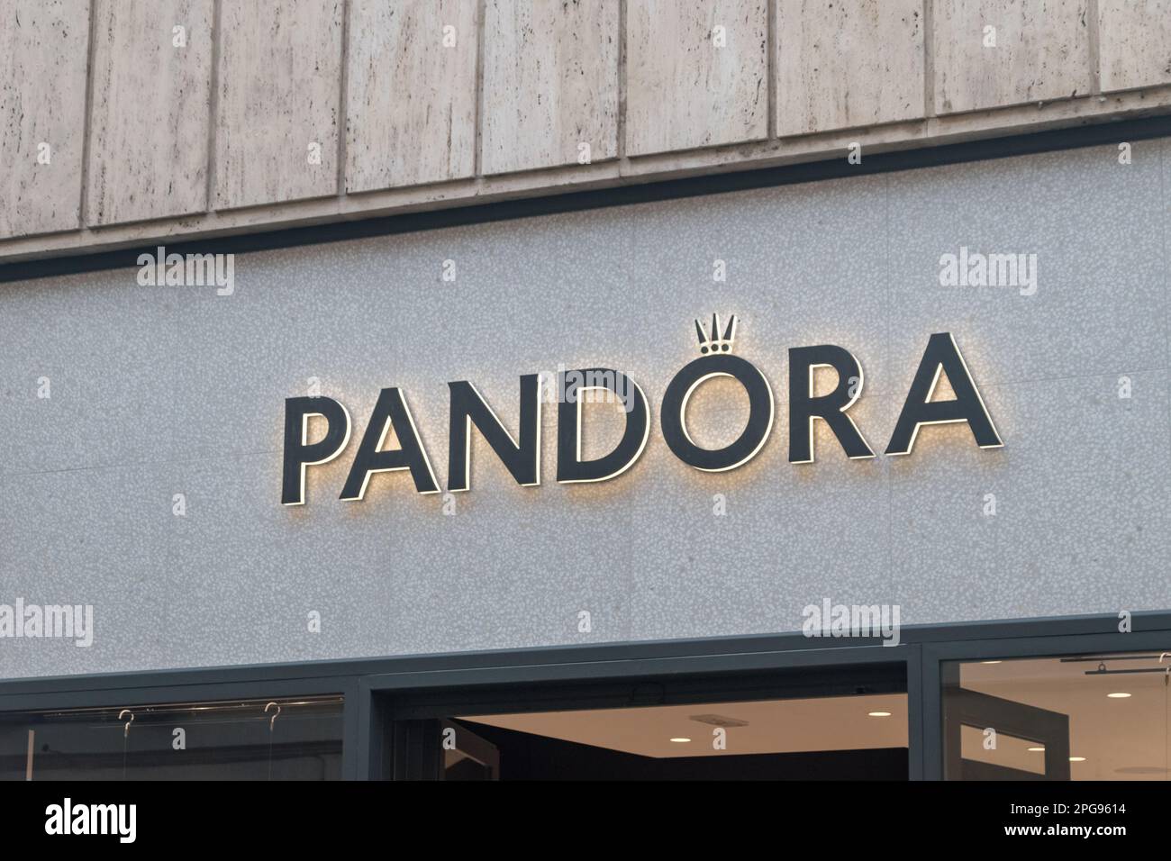 Rom, Italien - 8. Dezember 2022: Logo von Pandora. Pandora ist eine der weltweit größten Schmuckmarken. Stockfoto