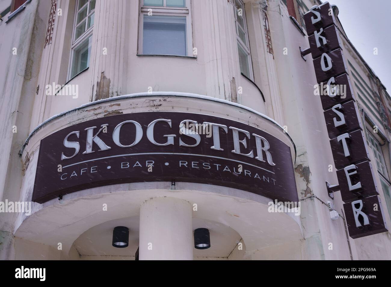 Eingangsschild von Skogster Café, Bar und Restaurant in Hameenlinna, Finnland. 23. Februar 2023. Stockfoto