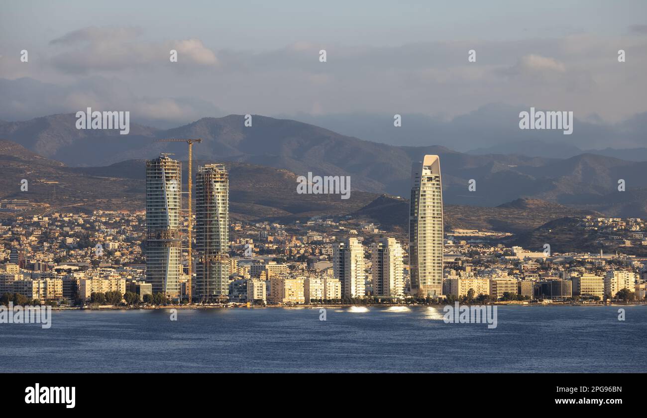 Modernes Stadtbild an der Küste. Limassol, Zypern Stockfoto
