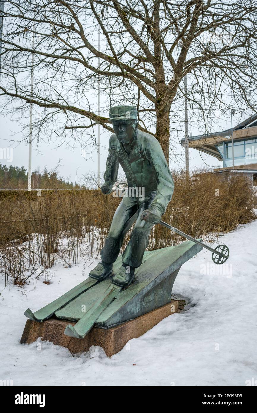 Bronzeskulptur eines Skifahrers im Lahti Sports Centre im Winter, Finnland. 19. März 2023. Stockfoto