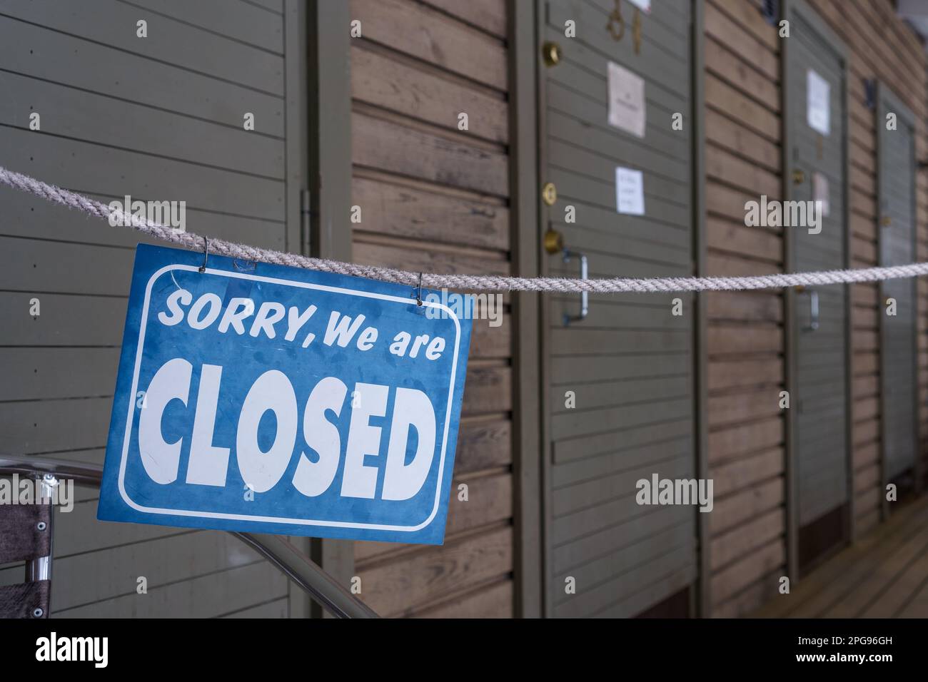 Das Schild „Wir sind geschlossen“ vor Toiletten in einem Holzgebäude im Freien Stockfoto