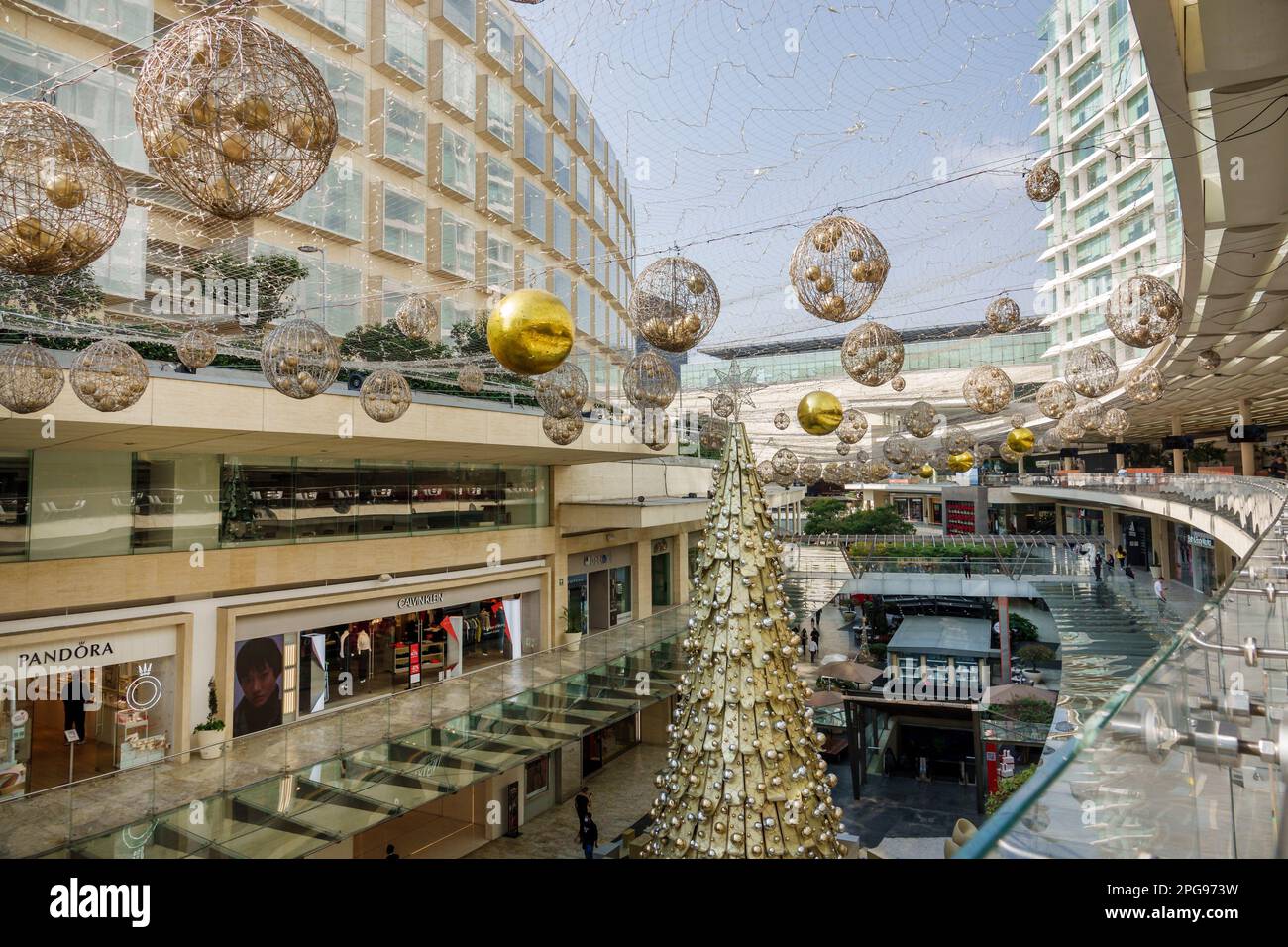 Mexiko-Stadt, mehrstöckig, Polanco Antara, gehobenes Open-Air-Einkaufszentrum, Weihnachtsbaum-Dekoration, Hochhaus-Wolkenkratzer Stockfoto