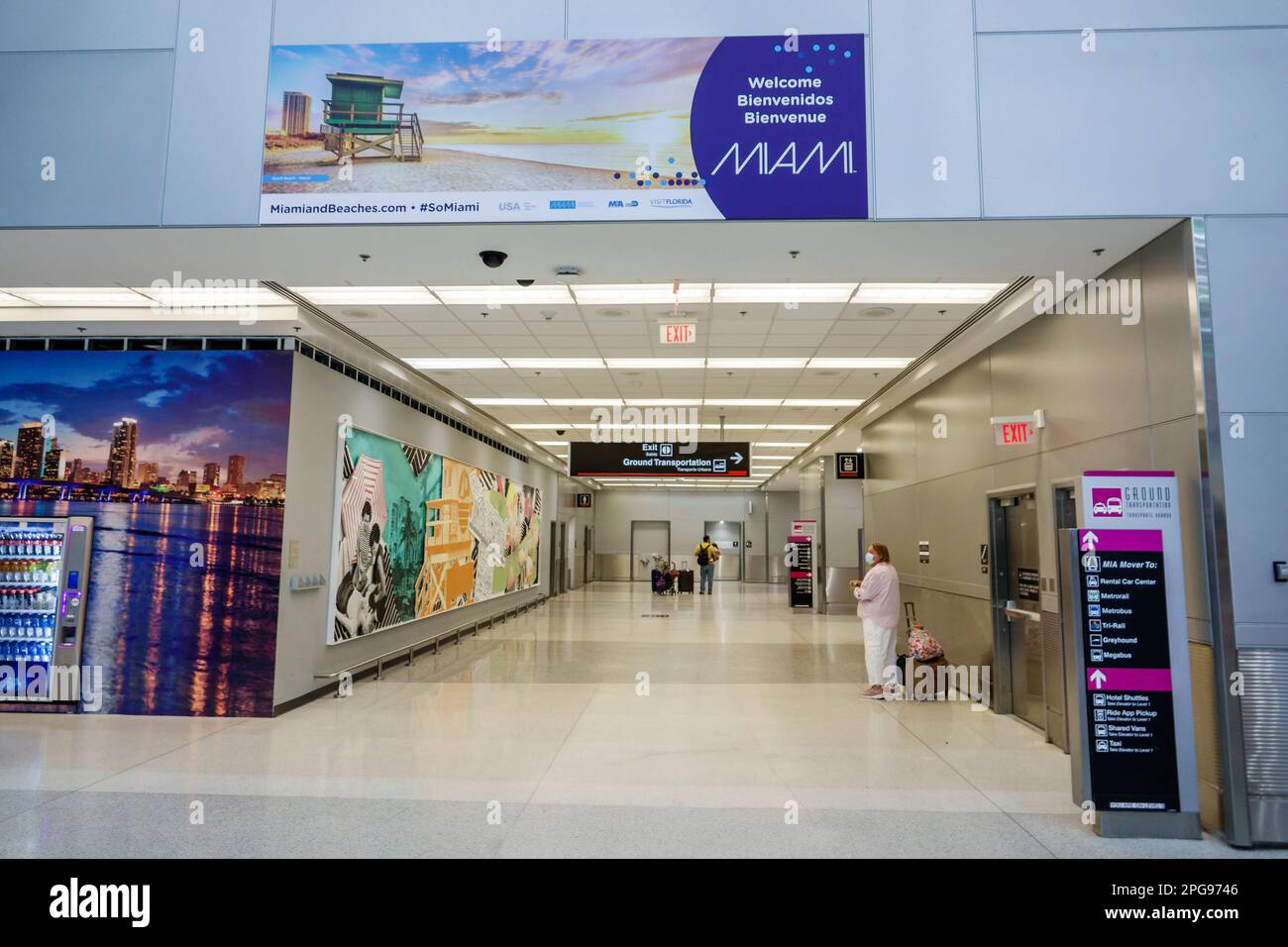Miami Florida, MIA International Airport, Terminal Halle, Willkommen, weibliche Frau, Erwachsene, Bewohner, Innenraum, zwei Stockfoto