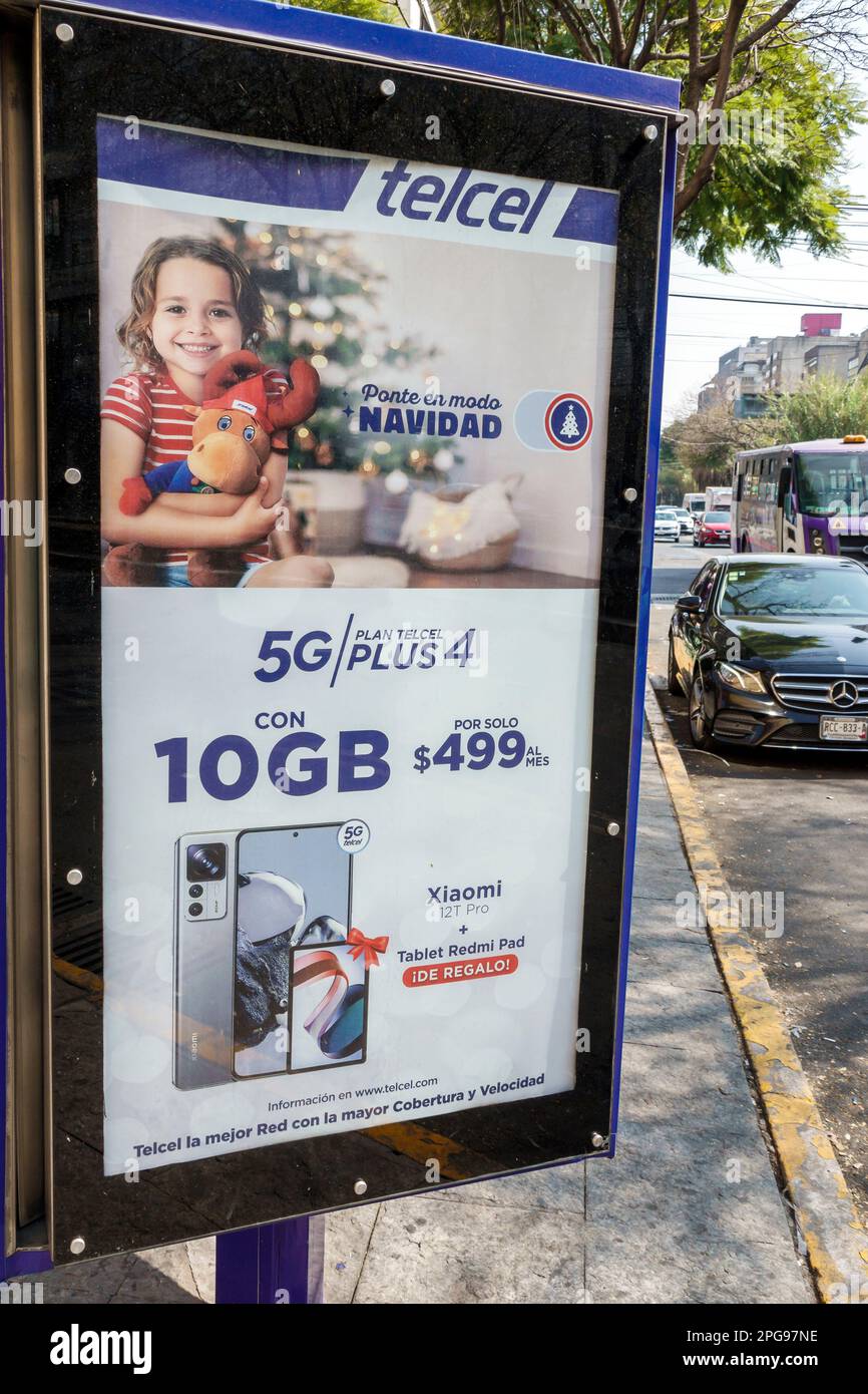 Mexiko-Stadt, Polanco, Telcel-Plakat auf dem Bürgersteig, Radio Movil Dipsa Sau, Wireless-Telekommunikationsunternehmen, Kinder, Kindheit, Kinder, Mädchen f Stockfoto
