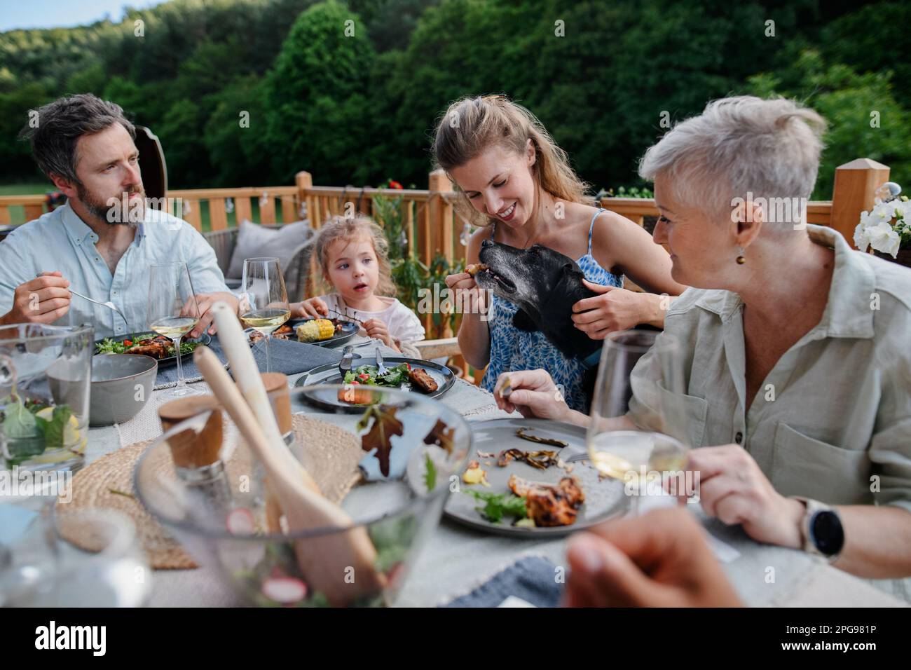 Eine Familie mehrerer Generationen isst auf einer Barbecue-Party zu Abend. Stockfoto