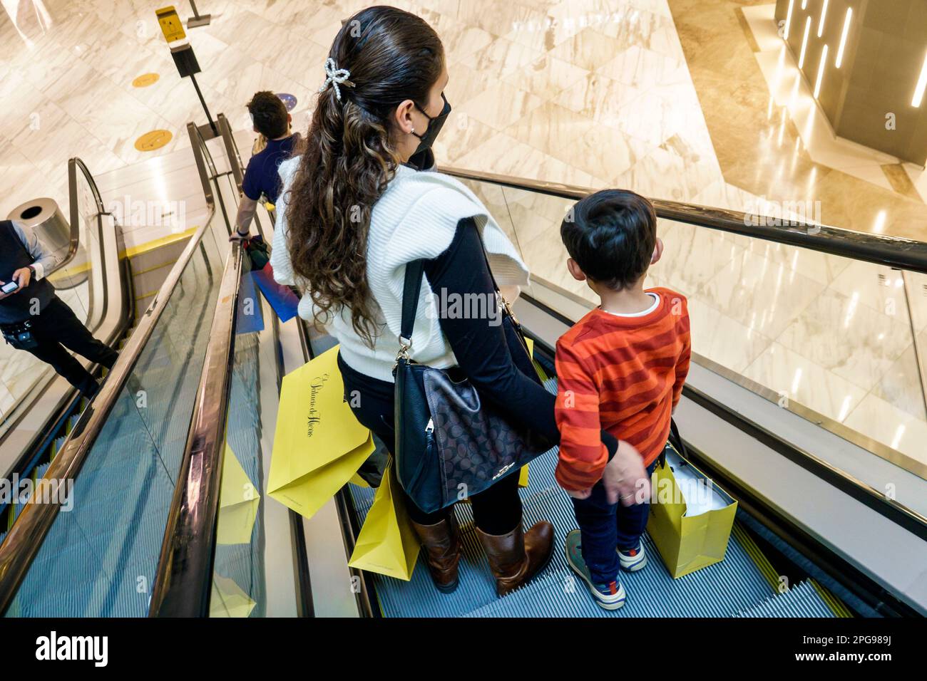 Mexiko-Stadt, Polanco, El Palacio de Hierro, luxuriöses Kaufhaus, Rolltreppe, weibliche Frau, Erwachsene, Bewohner, Kinder Stockfoto