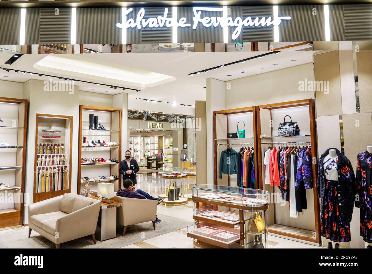 Mexiko-Stadt, Polanco, El Palacio de Hierro, Luxus-Kaufhaus, Salvatore Ferragamo Designer-Boutique, männliche Männer, Erwachsene, Bewohner, in Stockfoto