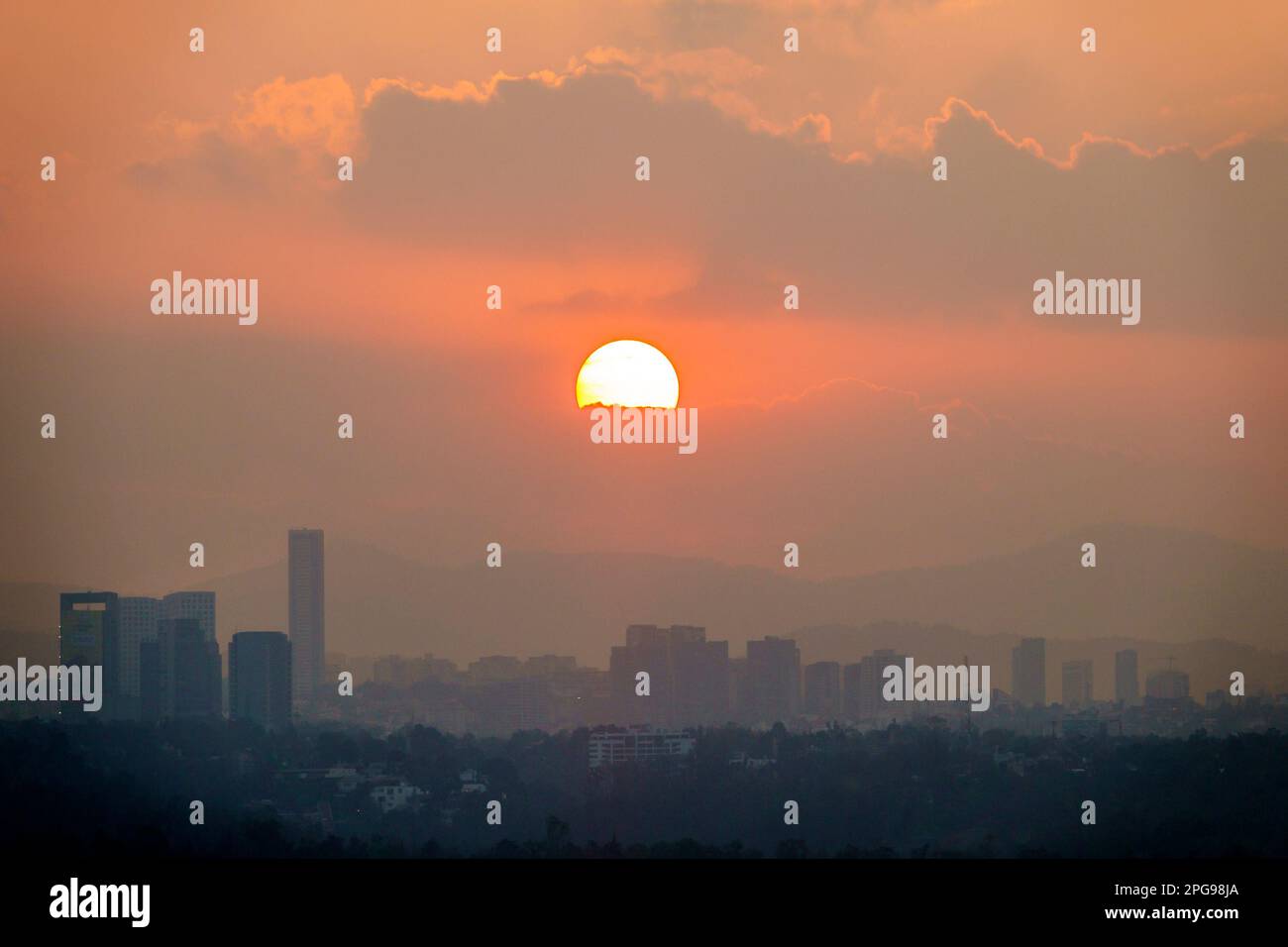 Mexiko-Stadt, Lomas de Chapultepec, untergehende Sonne Sonnenuntergang Wolken trüben Smog, Klimaänderung, Temperaturinvertierung, Hochhaus Wolkenkratzer Himmel Stockfoto