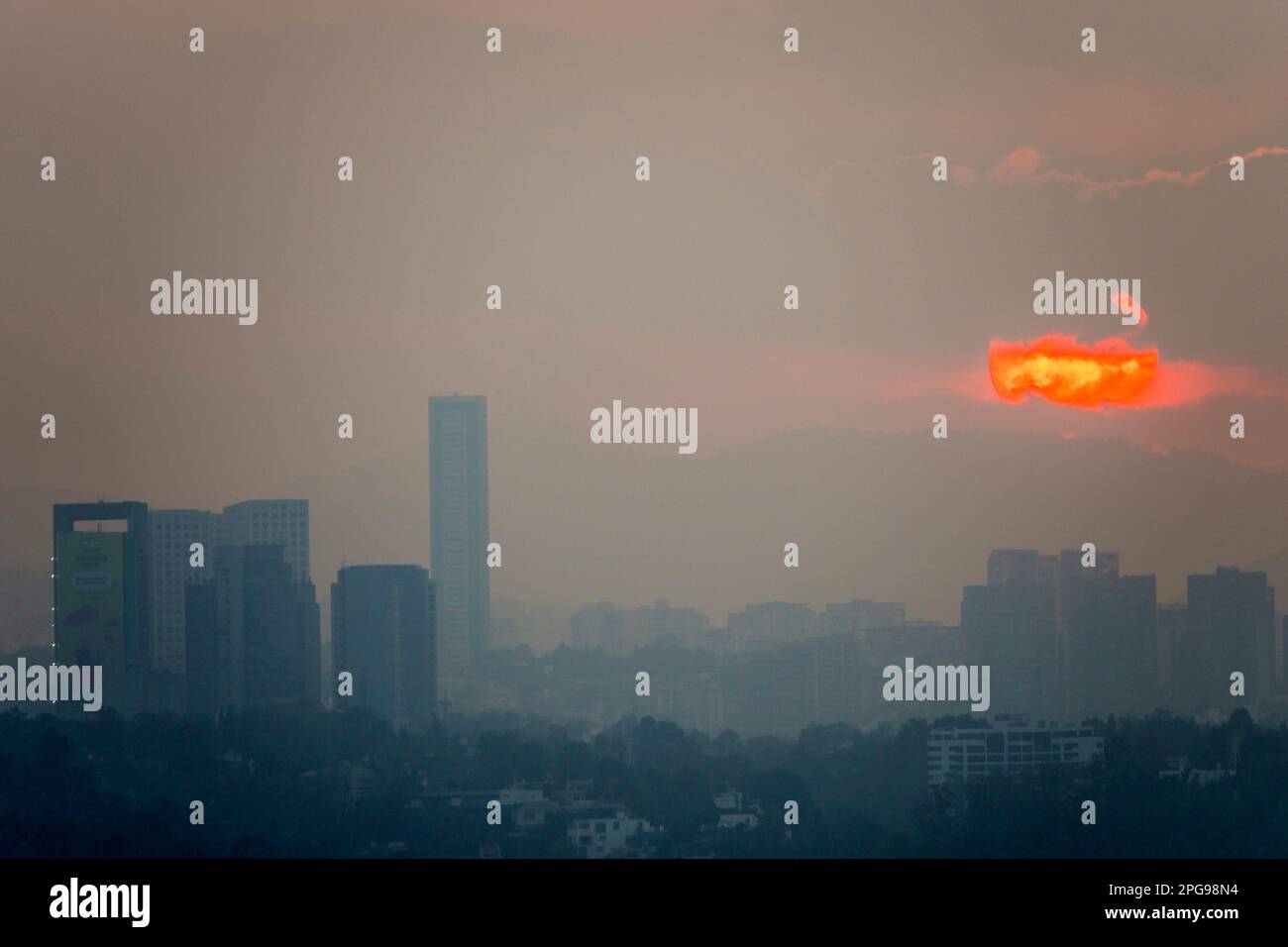 Mexiko-Stadt, Lomas de Chapultepec, untergehende Sonne Sonnenuntergang Wolken trüben Smog, Klimaänderung, Temperaturinvertierung, Hochhaus Wolkenkratzer Himmel Stockfoto