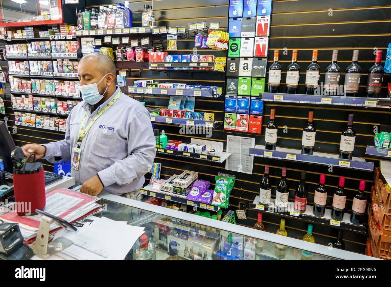 Mexiko-Stadt, Anzures, GOmart Spirituosen Zigaretten, männliche Männer, Erwachsene, Bewohner, Innenräume, Lebensmittelgeschäft grocery groce Stockfoto