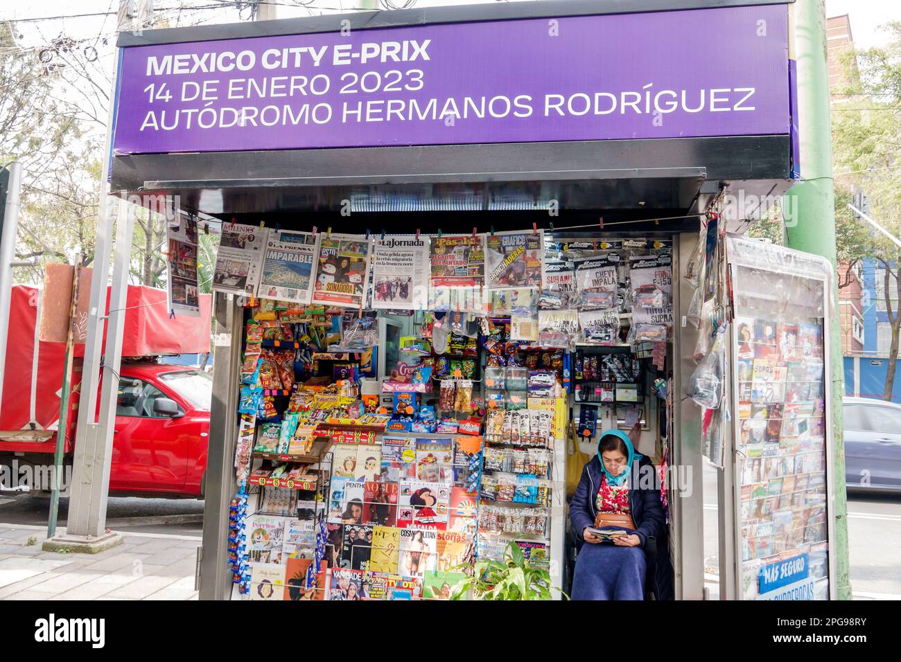 Mexiko-Stadt, Straßenverkäufer, Zeitungskiosk, Zeitschriften Zeitungen, weibliche Frau, Erwachsene, Bewohner, Ausstellungsverkauf, Verkaufsraum, sh Stockfoto
