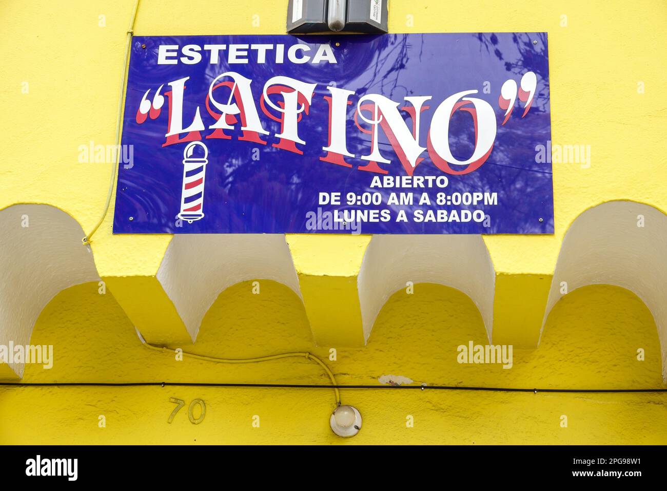 Mexiko-Stadt, Estetica Latino, Friseur, Schilder-Informationen, Werbung, Werbung Stockfoto