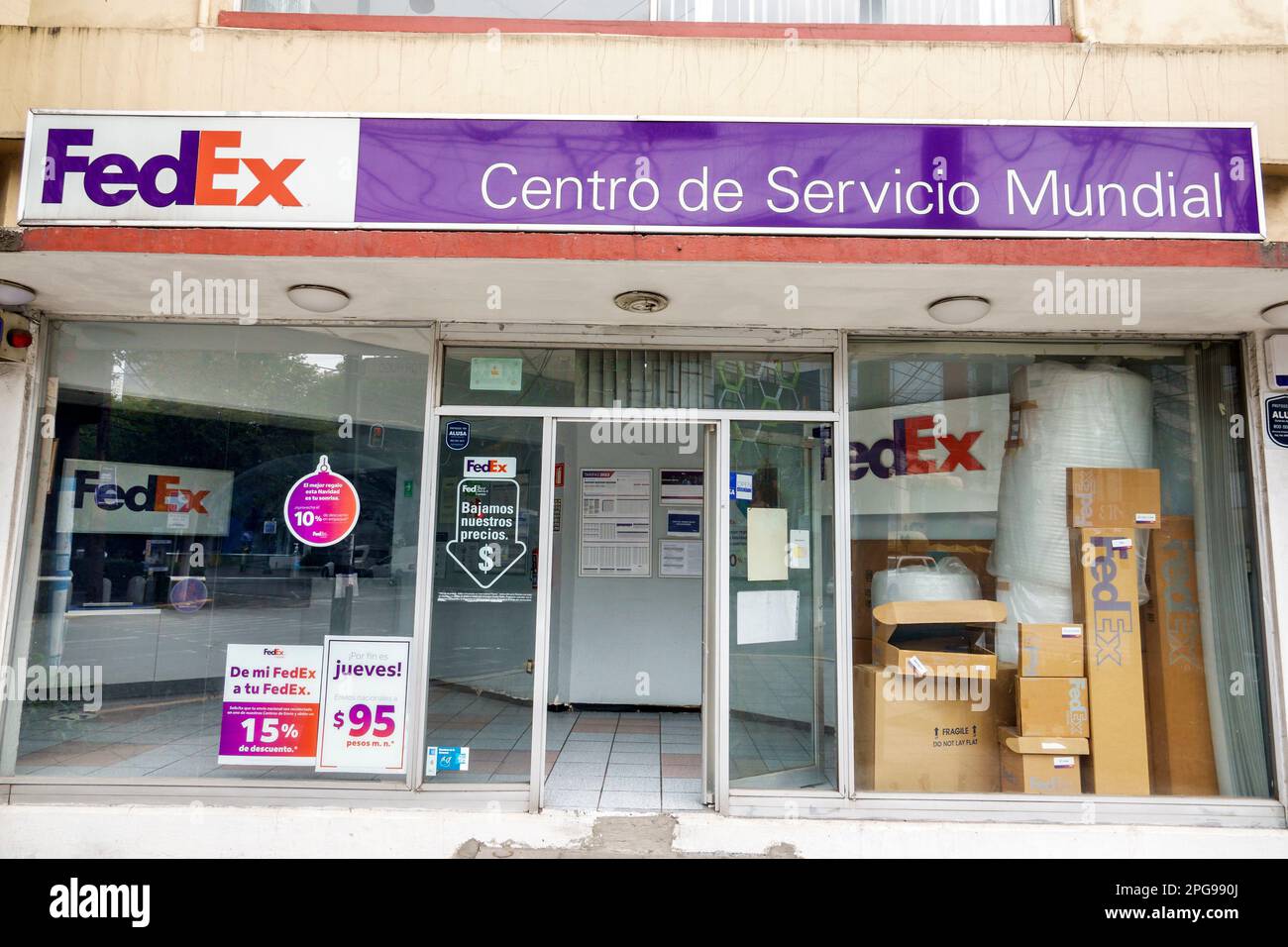 Mexiko-Stadt, Anzures, FedEx Außenfassade, Gebäude, Vordereingang, Schilder Informationen, Werbeaktion, Werbebanner Stockfoto