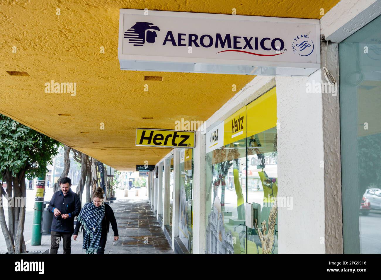 Mexiko-Stadt, Aeromexico Fluggesellschaften Hertz Mietwagen, Männer Männer, Frauen Frauen Frauen Frauen, Erwachsene, Bewohner, Paare, außerhalb Ex Stockfoto