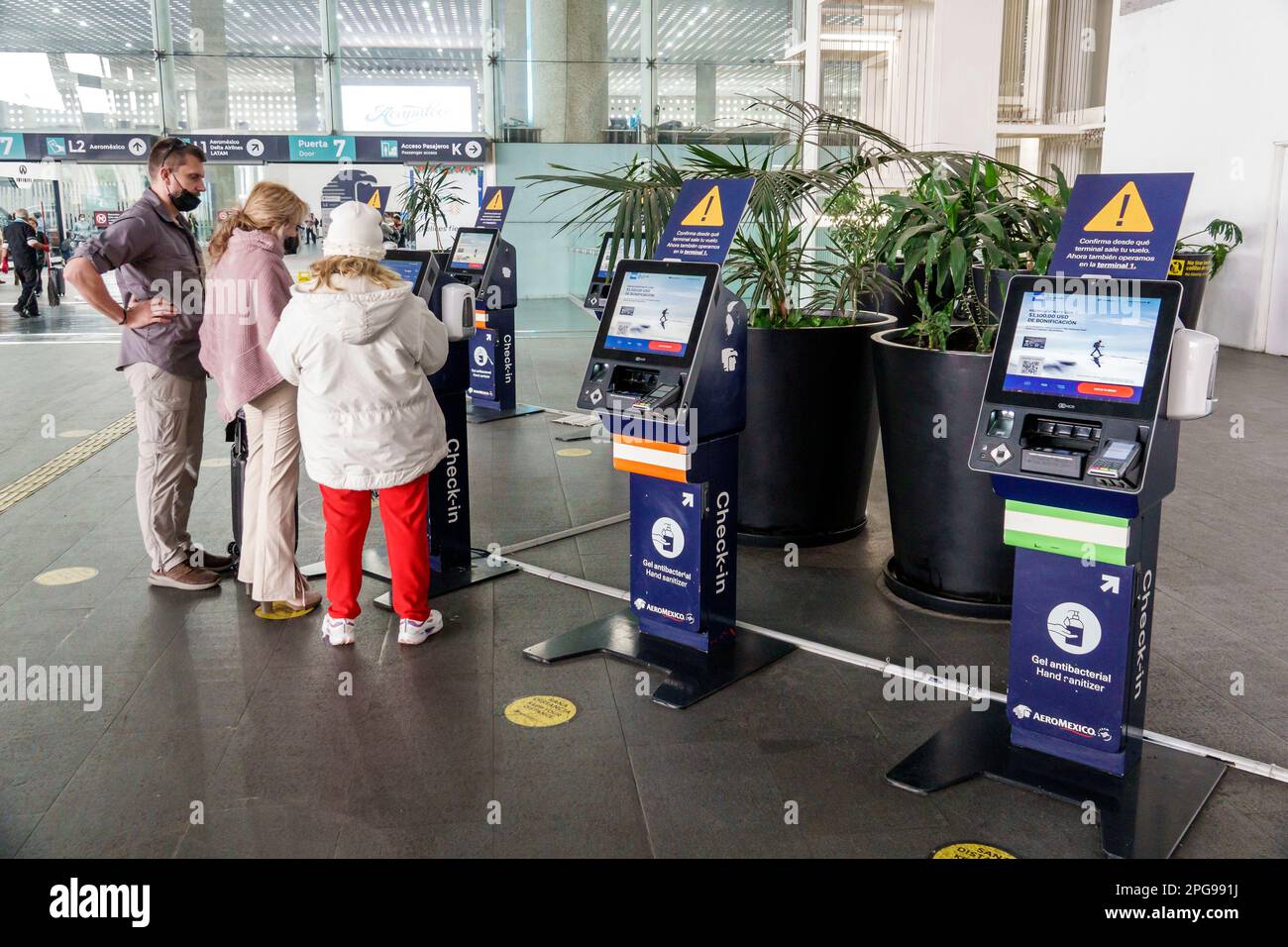 Mexiko-Stadt, Aeropuerto Internacional Benito Juarez International Airport, Terminal Selbstbedienungs-Kiosk Touchscreen Check-in, Passagiere Reisende, m Stockfoto
