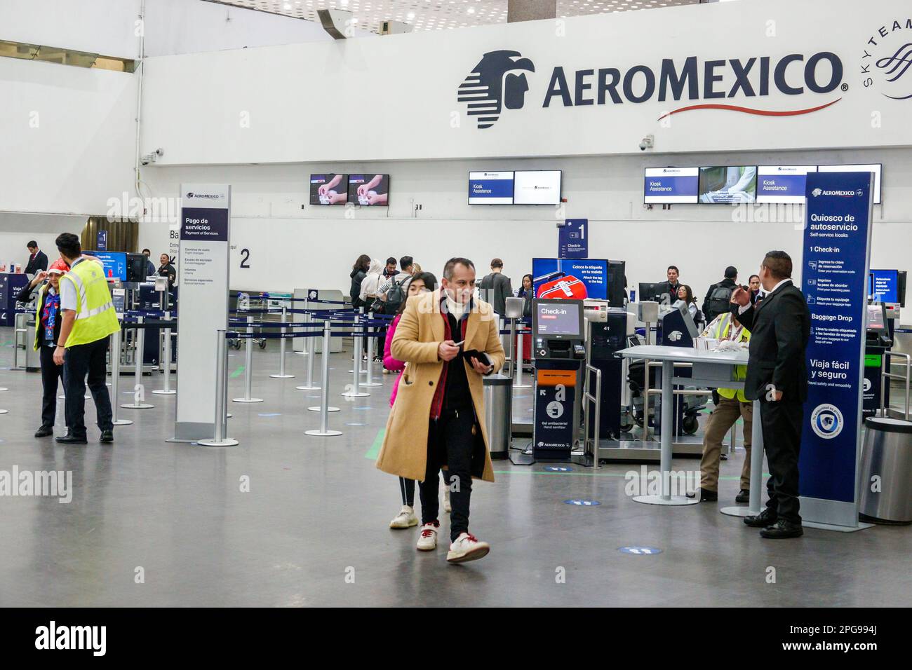 Mexiko-Stadt, Aeropuerto Internacional Benito Juarez International Airport, Reisende im Terminal, Flugtickets für Aeromexico, männliche Männer, Erwachsene, Stockfoto
