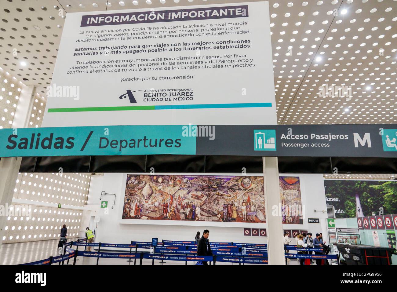 Mexiko-Stadt, Aeropuerto Internacional Benito Juarez International Airport, Passagiere im Terminal, Abflüge, wichtige Covid 19-Informationen, Insid Stockfoto