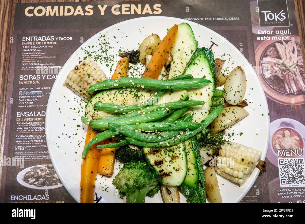 Mexiko-Stadt, Aeropuerto Internacional Benito Juarez International Airport, Terminal Halle, Toks Restaurante Lunch Teller grüne Bohnen vegetarisch, innen Stockfoto