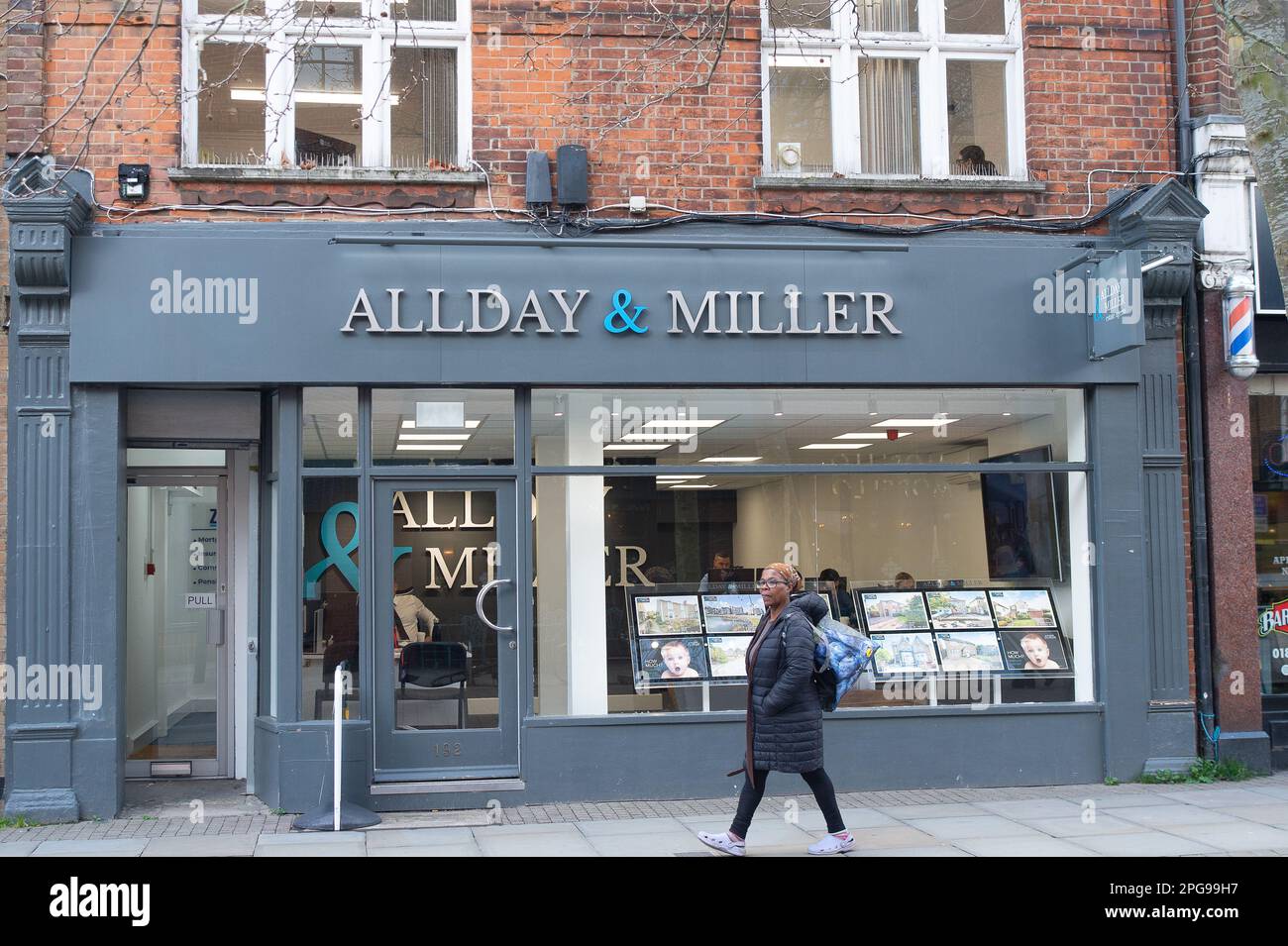 Uxbridge, London Borough of Hillingdon, Vereinigtes Königreich. 21. März 2023. Ein geschäftiger Tag im Stadtzentrum von Uxbridge, Wahlkreis des Parlamentsabgeordneten Boris Johnson. Der ehemalige Ministerpräsident Boris Johnson hat heute in seinen schriftlichen Beweisen gegenüber dem Privilegien-Komitee bezüglich Partygate zugegeben, dass er das Parlament über die gesellschaftlichen Zusammenkünfte in der Downing Street Nr. 10 während des Covid-19-Lockdowns getäuscht hat, aber dass seine Aussagen "in gutem Glauben" waren. Kredit: Maureen McLean/Alamy Live News Stockfoto