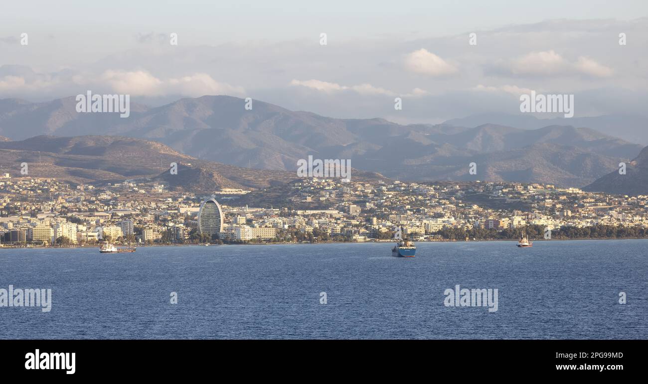 Modernes Stadtbild an der Küste. Limassol, Zypern Stockfoto