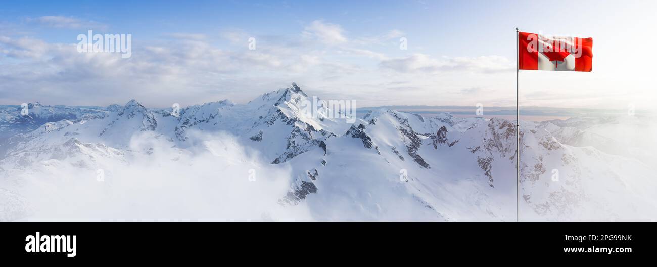 Panoramablick auf die kanadische Berglandschaft mit Nationalflagge. Stockfoto