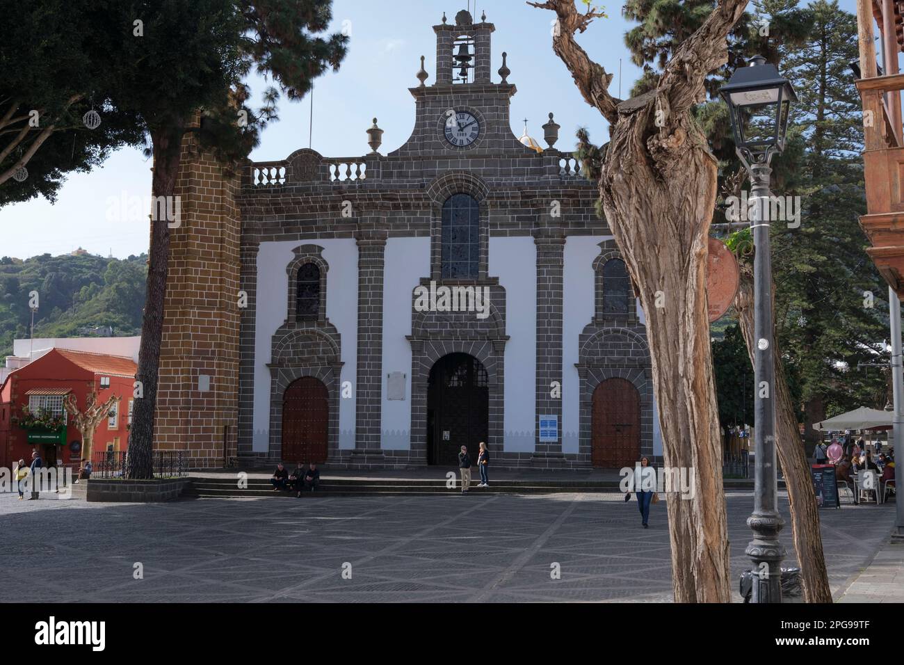 Altes katholisches Kirchengebäude im neoklassizistischen Stil in den Bergen von Gran Canaria Stockfoto