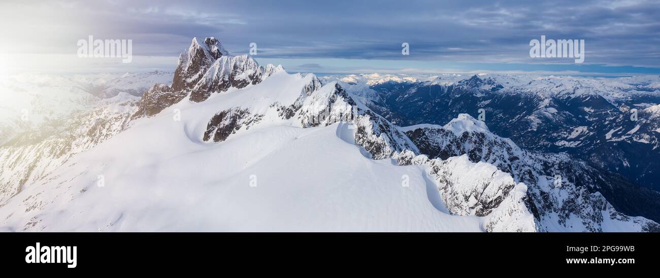 Panoramablick auf die kanadische Berglandschaft. Stockfoto