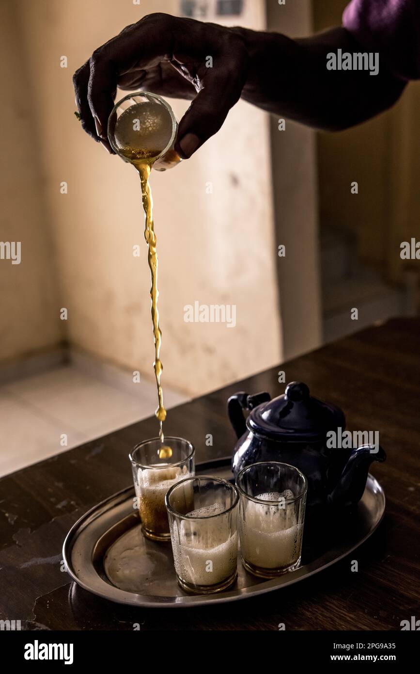 Die traditionelle Teezeremonie ist Teil des kulturellen Erbes in Nouakshott Mauretanien und wird täglich und häufig durchgeführt. Stockfoto