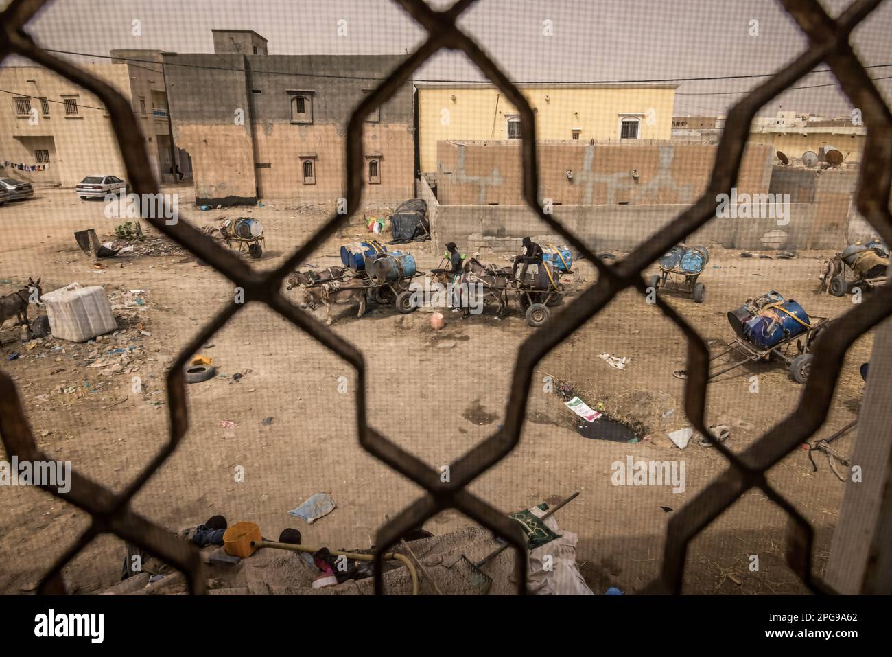 Traditionelle und einfache Menschen leben jeden Tag in den ärmeren Vierteln der Hauptstadt in Nouakshott Mauretanien. Stockfoto