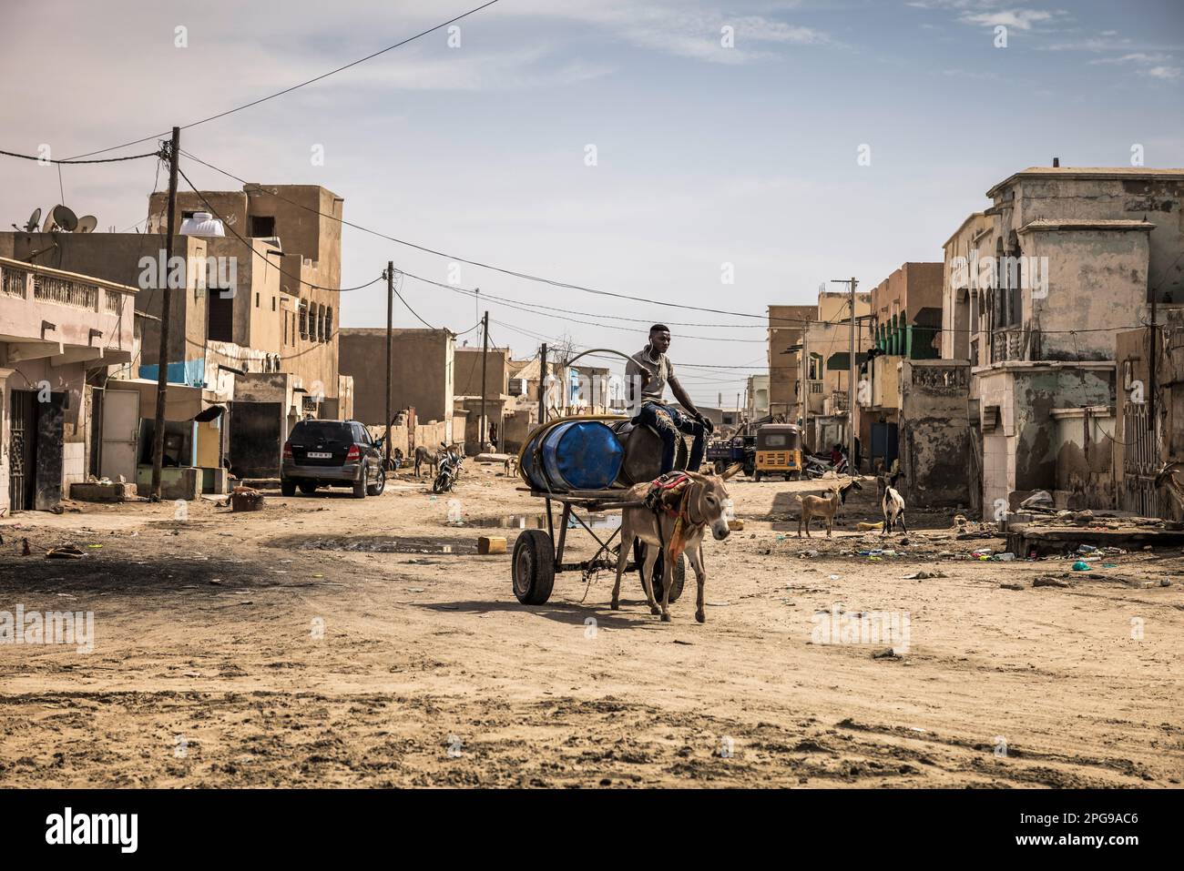 Traditionelle und einfache Menschen leben jeden Tag in den ärmeren Vierteln der Hauptstadt in Nouakshott Mauretanien. Stockfoto