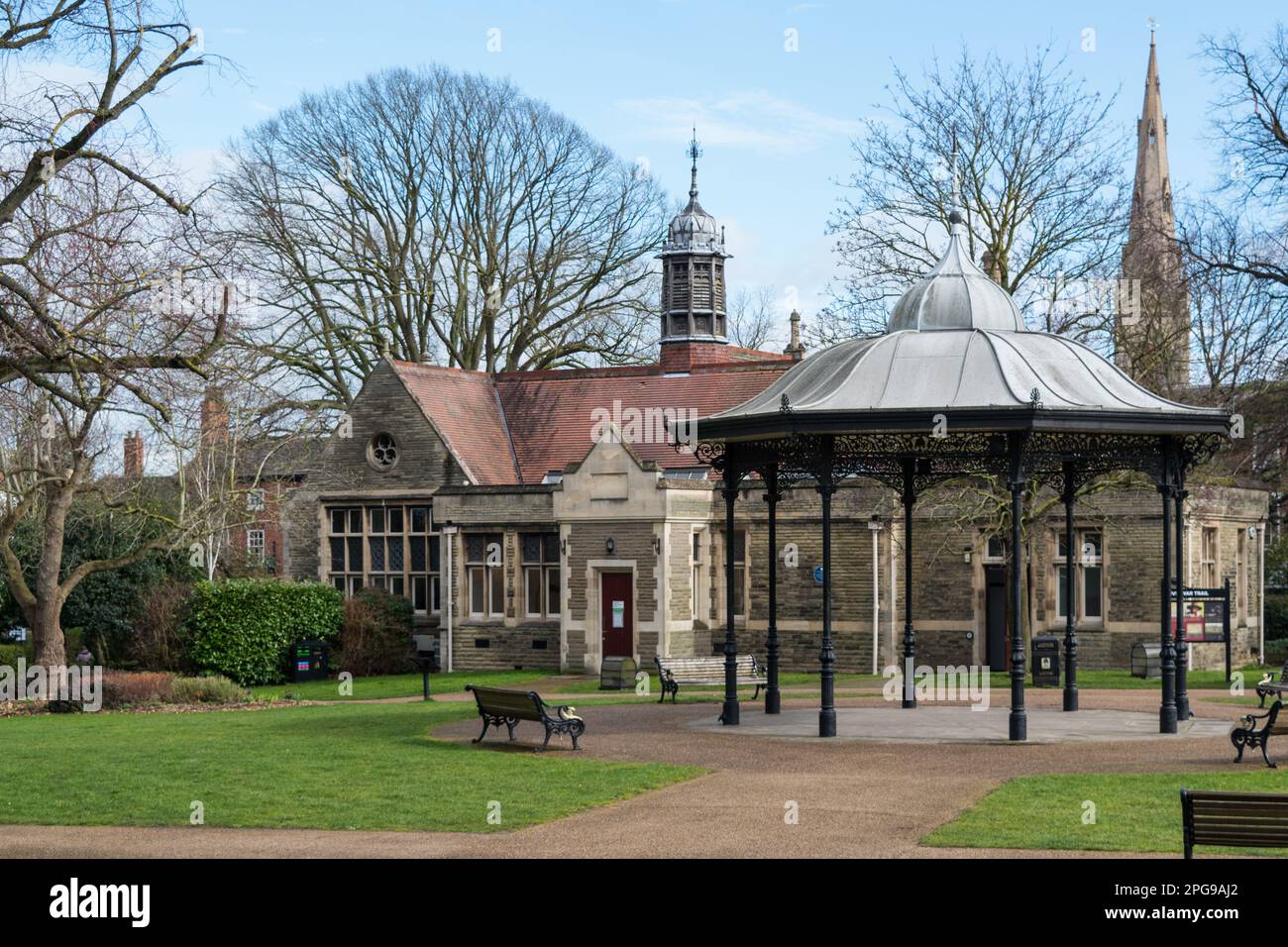 Bild der Rückansicht des Newark Register Office, das sich in den viktorianischen Gärten von Newark Castle befindet Stockfoto