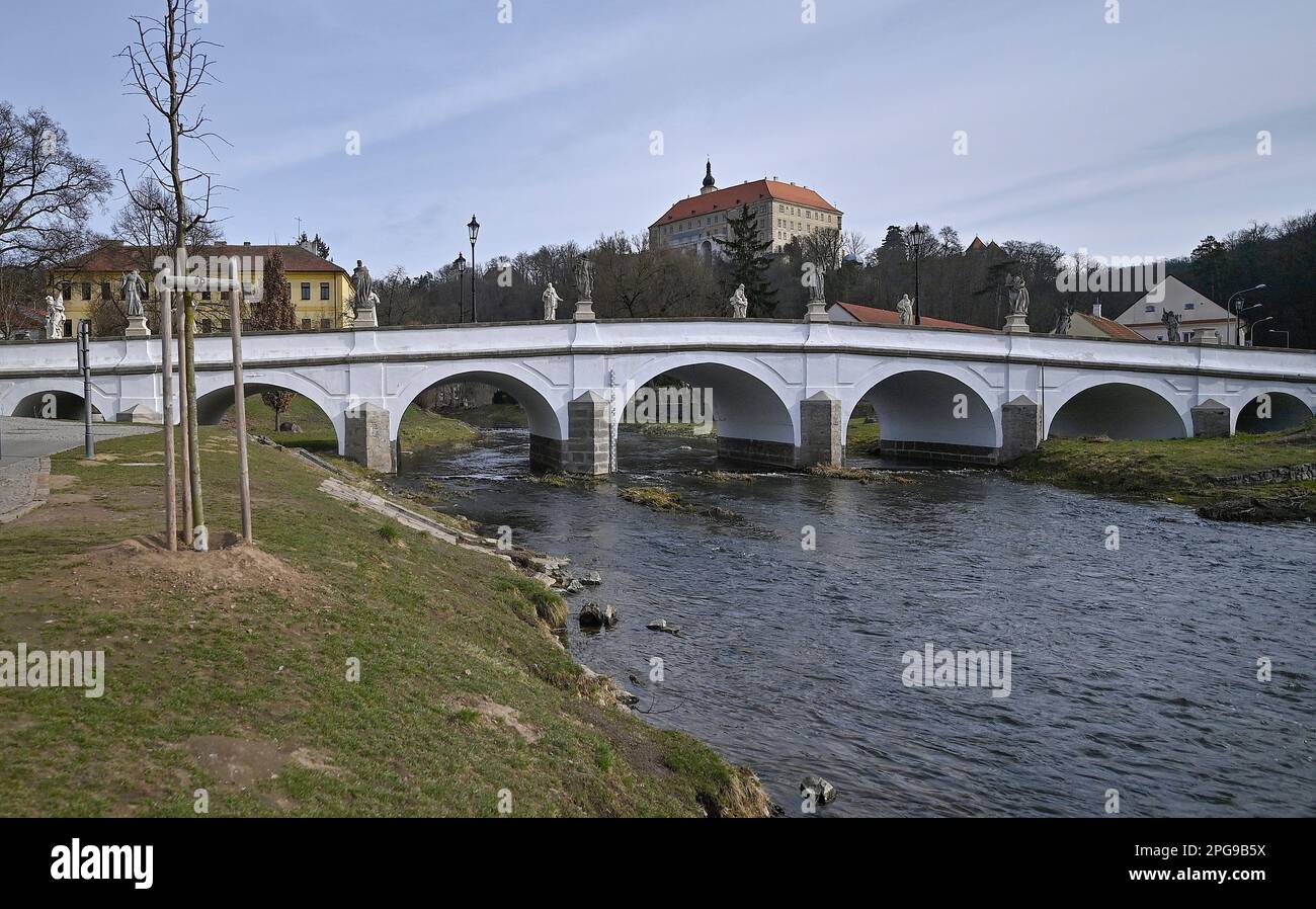 Rekonstruierte Barockbrücke über den Oslava mit skulpturellen Dekorationen aus den 1840er Jahren in Namest nad Oslavou, Region Trebic, Tschechische Republik, 17. März 2023. (CTK Photo/Lubos Pavlicek) Stockfoto