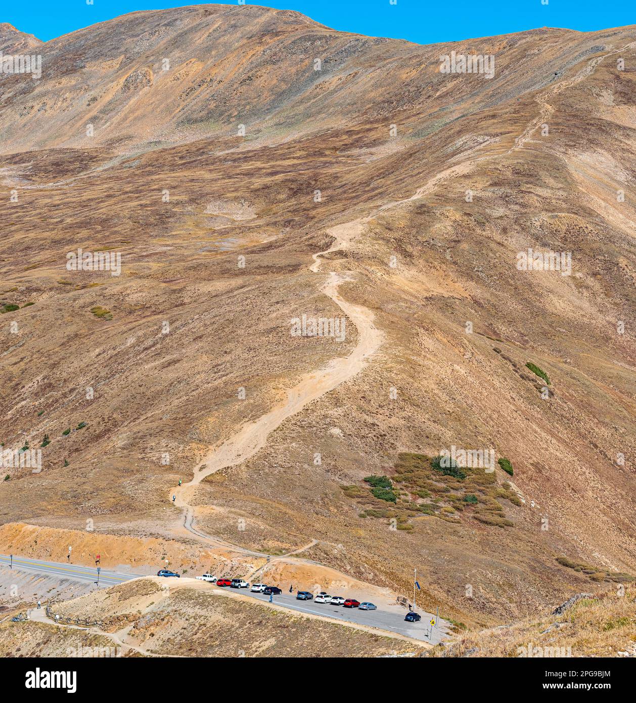 Der Loveland Pass in der Nähe von Breckenridge, Colorado, bietet einen Blick auf die Berge, die majestätischen Berge und den Parkplatz. Stockfoto