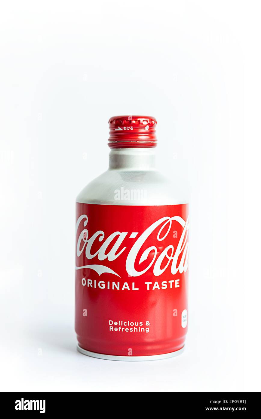 Nha Trang, Vietnam - 2023. märz. Coca-Cola-Aluminiumflasche. Kreative, rotweiße Limonadenflasche. Stockfoto