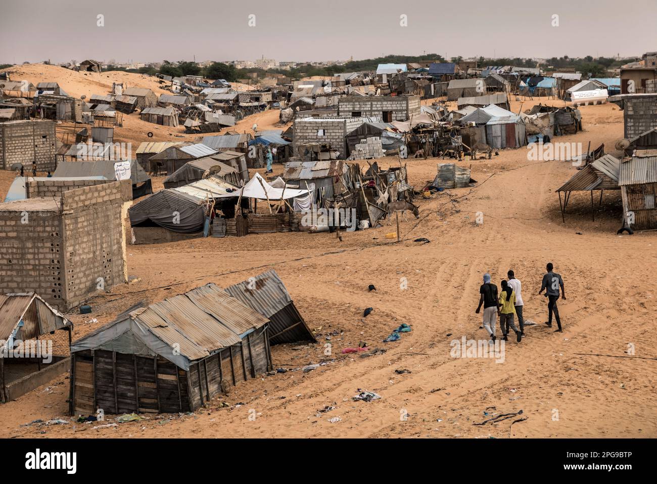 Straßenszenen im Limghit Slum in Nouakshott, der Hauptstadt Mauretaniens. Die meisten Menschen, die hier leben, stammen aus dem Haratin-Stamm, der in vielerlei Hinsicht benachteiligt ist, zum Beispiel Bildungsmöglichkeiten. Der Bundesstaat gehört laut UNO zu den 40 am wenigsten entwickelten Ländern der Welt. Stockfoto