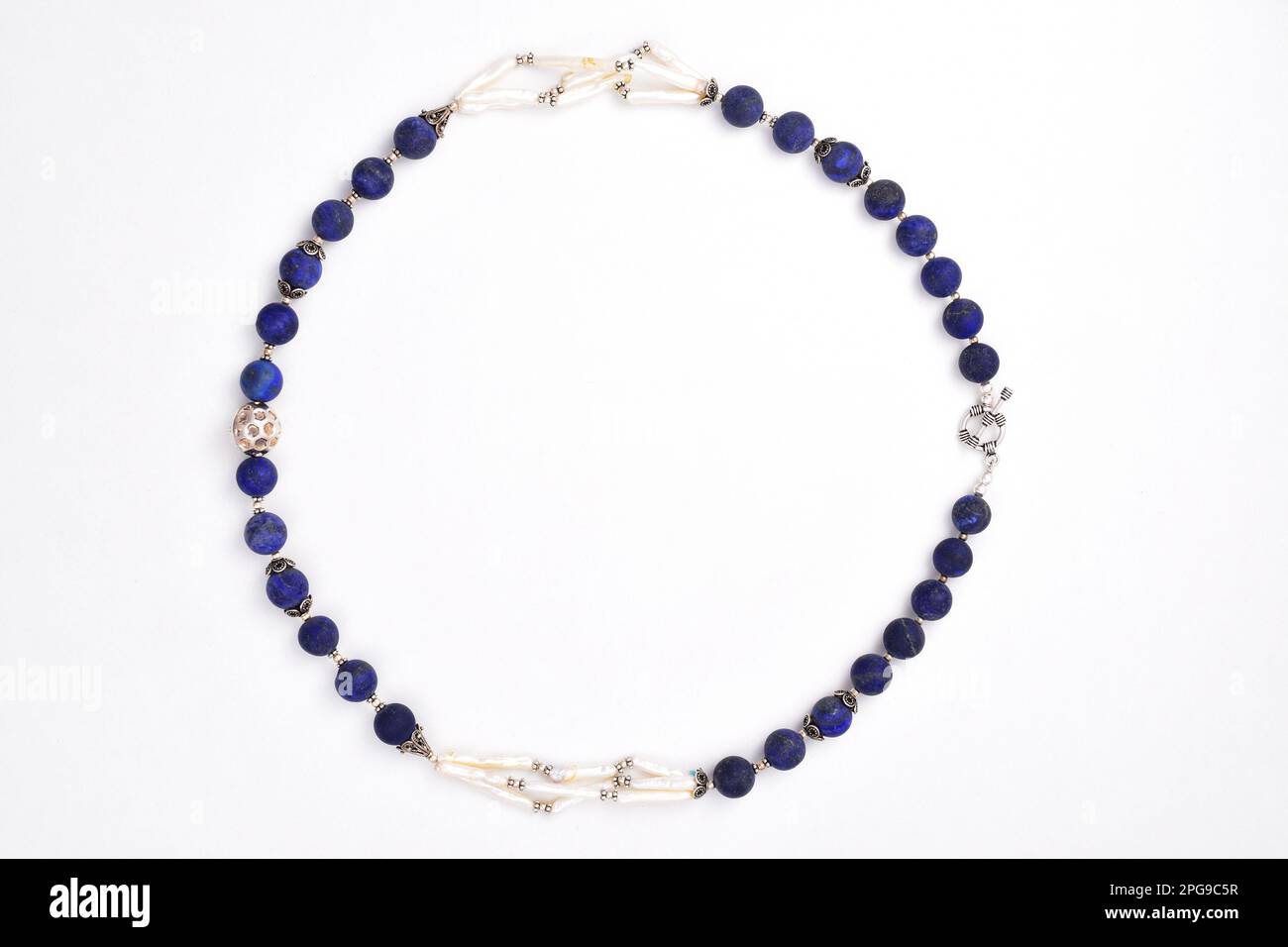 Halbedele blaue Perlen Halskette isoliert auf weißem Hintergrund Stockfoto