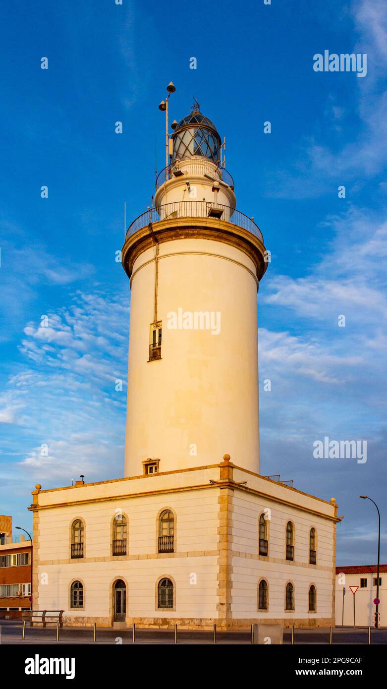 Farola de Malaga oder Malaga Lighthouse im Hafen von Malaga an der Costa del Sol in Andalusien, Südspanien, erbaut im Jahr 1817. Stockfoto