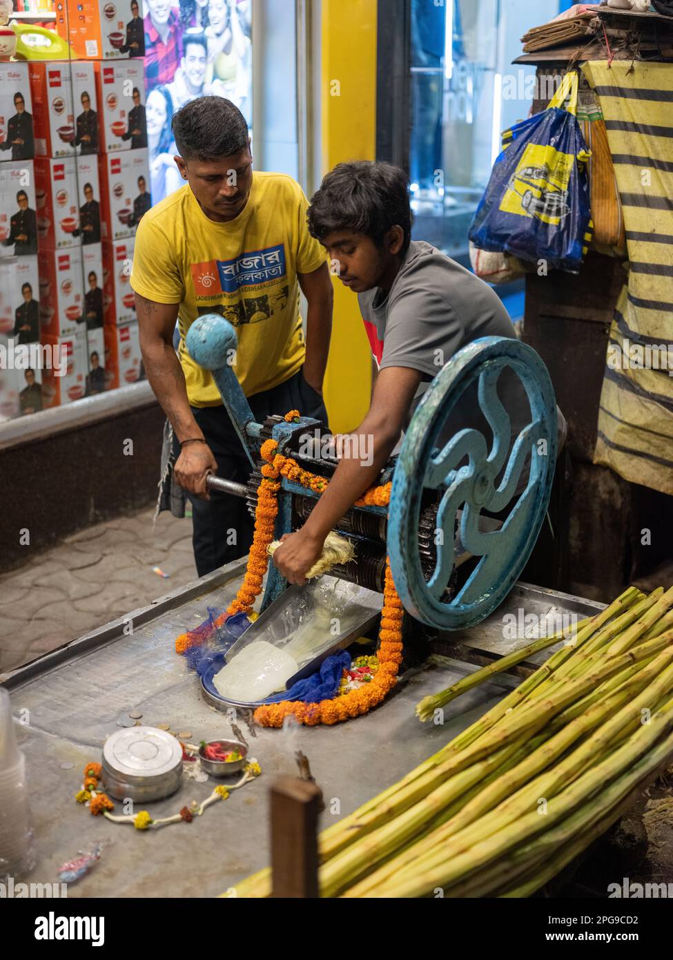 Herstellung von Zuckerrohrsaft in der New Market Area von Kalkutta, Indien. Stockfoto