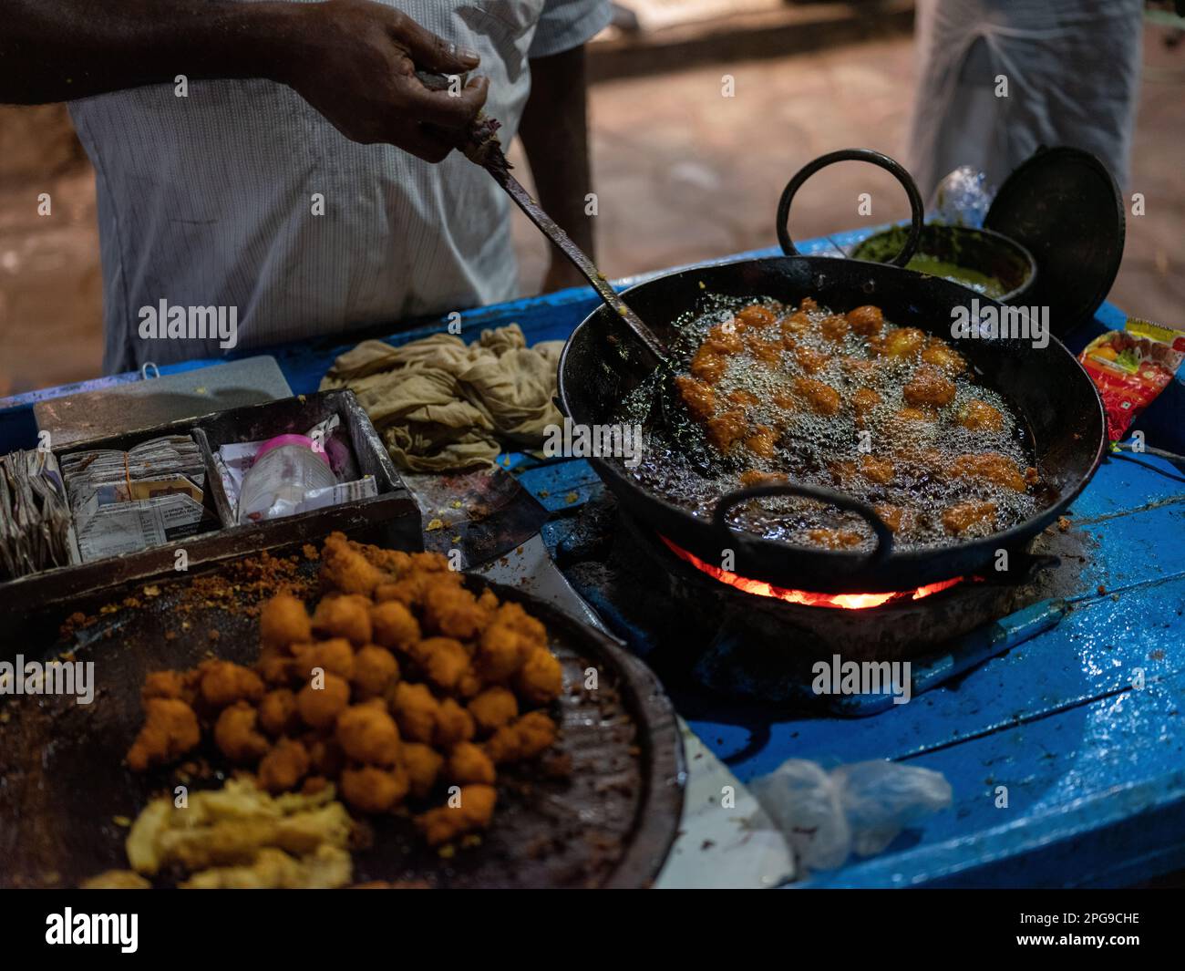 Street Food in der New Market Gegend von Kalkutta, Indien. Stockfoto