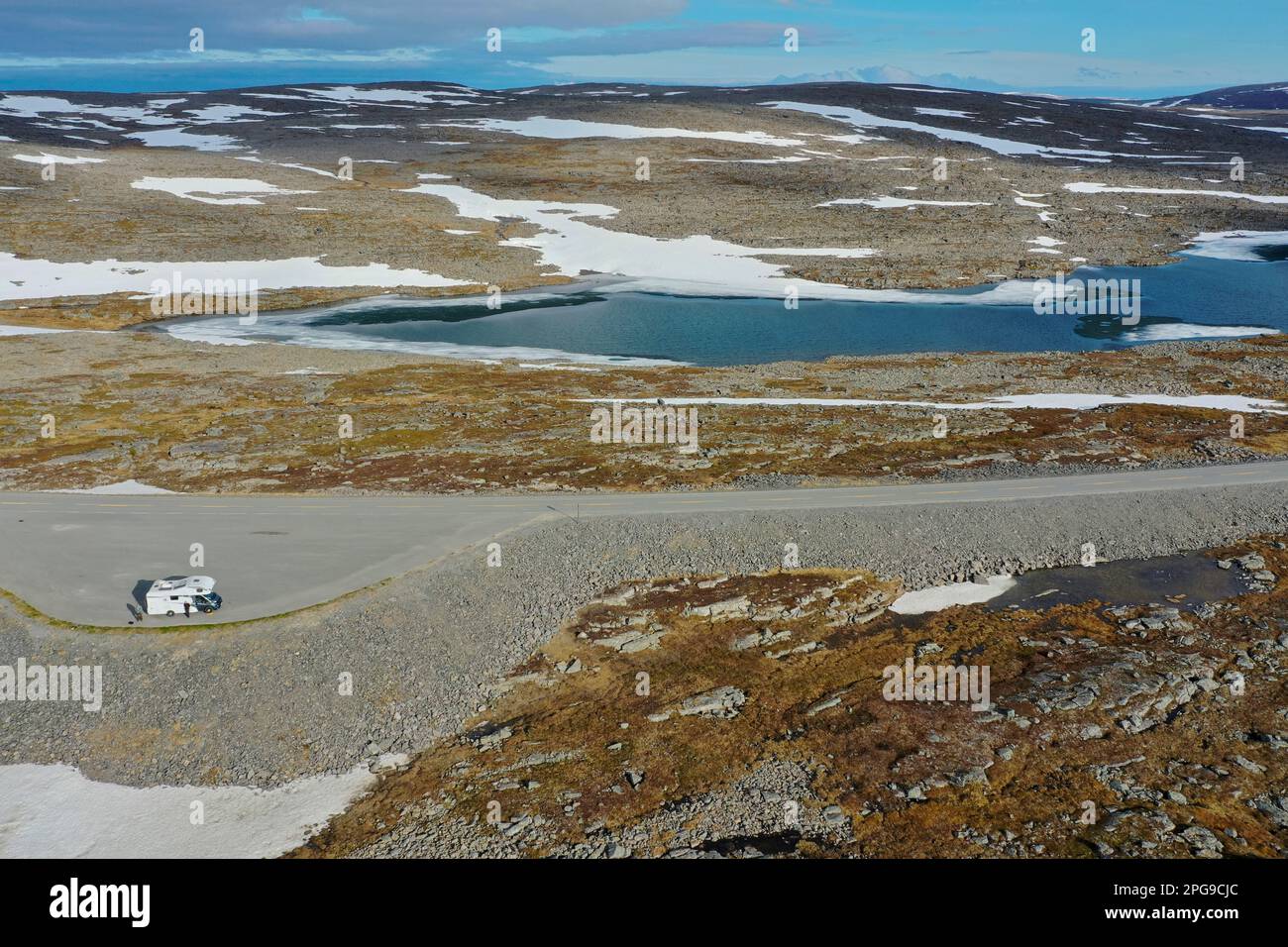 Tundra in Norwegen, mit Feuchtgebieten, Tümpeln, Schnee, Schneefeldern, Nordkinnhalbinsel, Nordkinn-Halbinsel, Nordkinn, Nordkyn, Finnmark, Nord-Nord Stockfoto