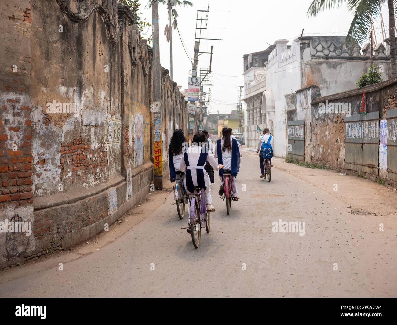 Kinder, die in Murshidabad, Indien, zur Schule radeln. Stockfoto