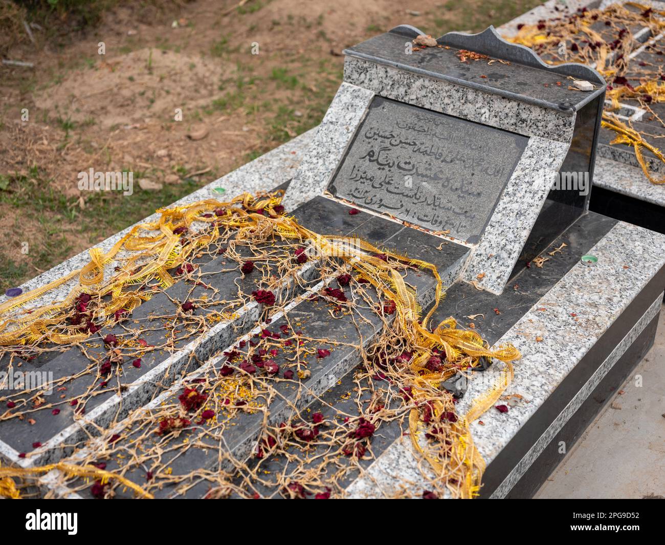 Opfergaben auf einem Grab in Murshidabad, Westbengalen, Indien. Stockfoto